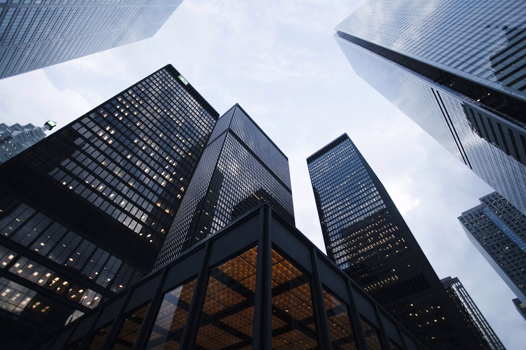 Automação predial em edifício corporativo com integração de HVAC, BMS, energia e utilidades